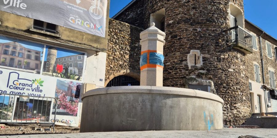 fontaine et tour medievale