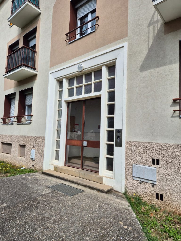 Grande fenêtre petits carreaux Entrée Bâtiment PLM 1950