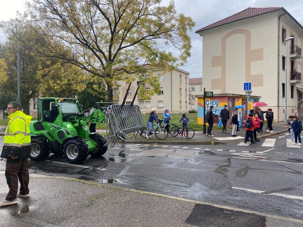 Intervention des Services Techniques rue de Pressensé - Agir
