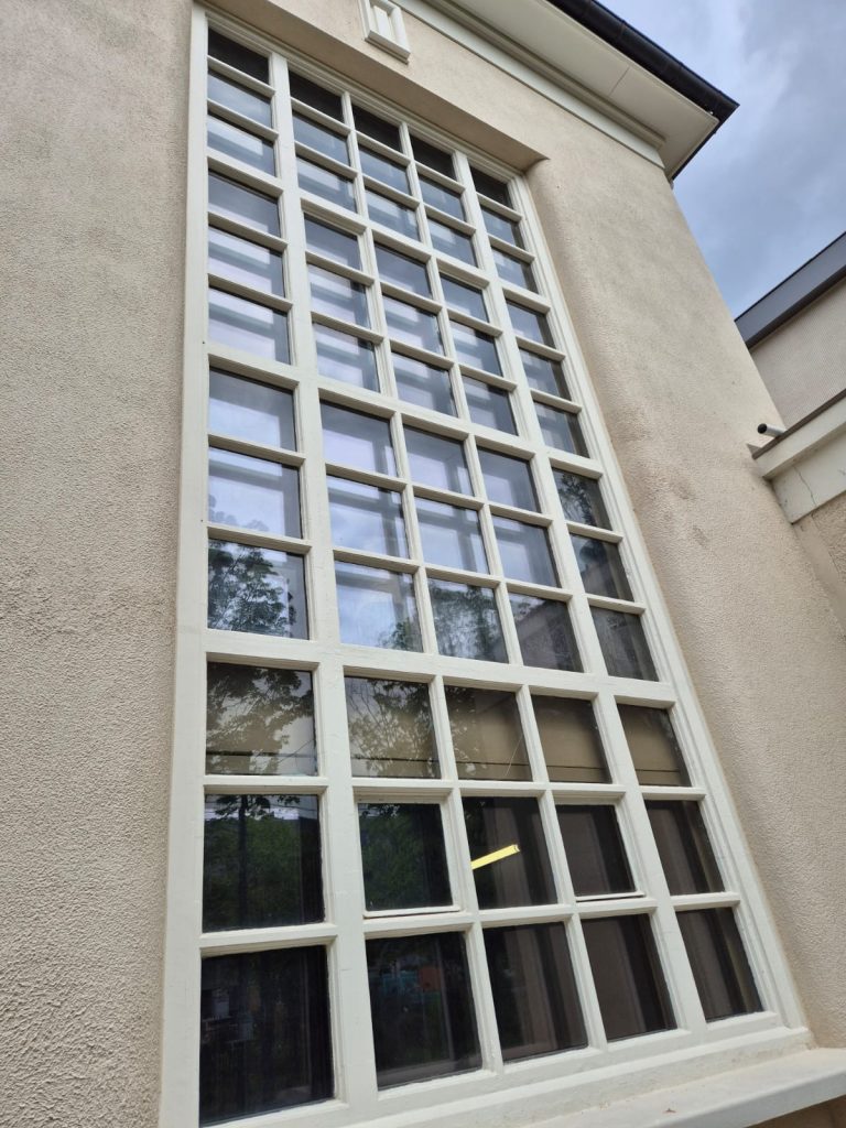 Grande fenêtre petits carreaux Ecole Pasteur