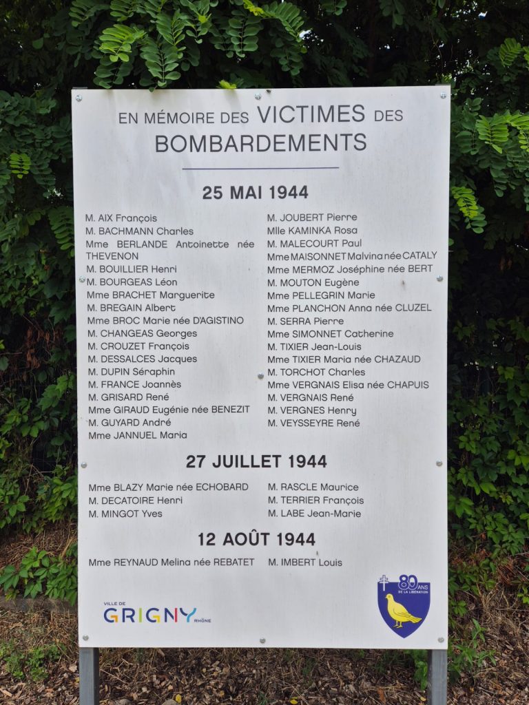 Panneau comportant la liste des victimes du square du 25 mai 1944